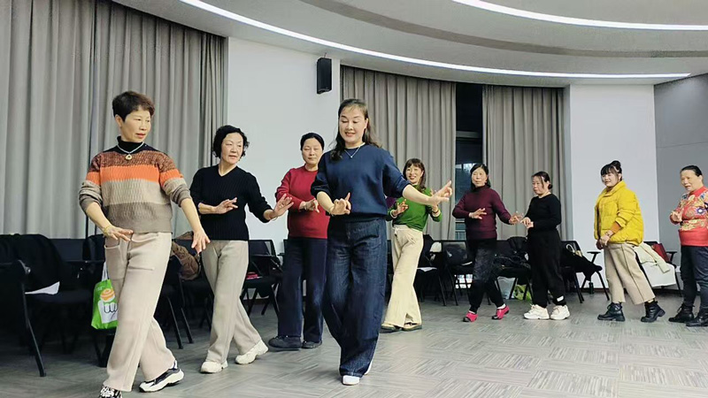 学员们跟随老师学习。临平区教育局供图
