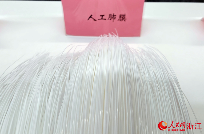 黃小軍團隊研發的仿肺透氣膜。人民網記者 張麗瑋攝