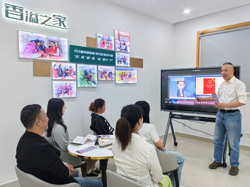 “香溢”普法志願者為卷煙零售戶普及法律知識。臨安區煙草專賣局供圖