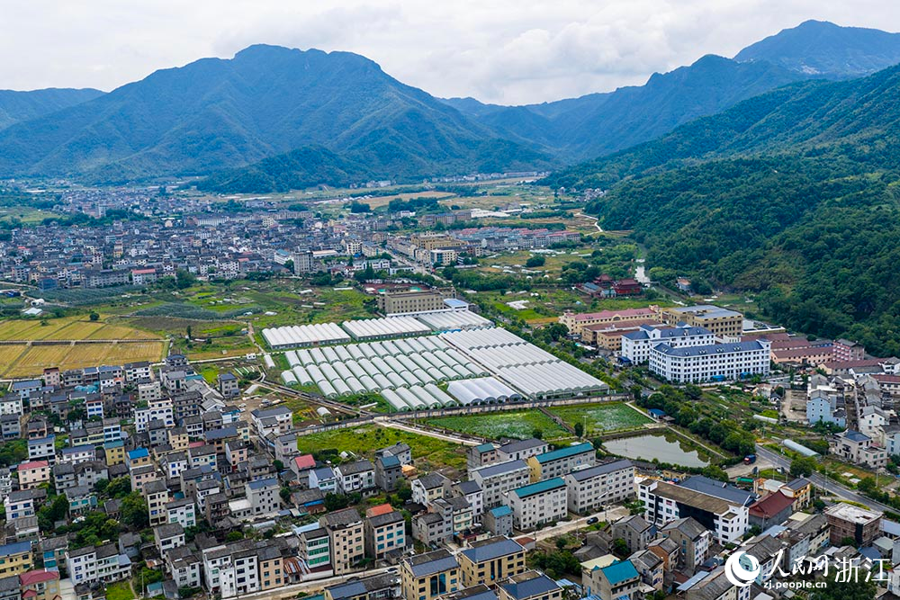 浙江省台州市黃岩區西甜瓜科創園綠意盎然，連片大棚內孕育著現代農業的“甜蜜希望”。人民網 章勇濤攝