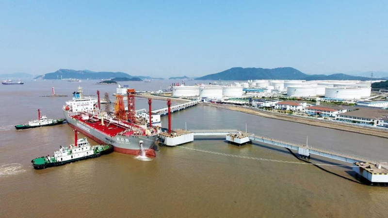 油轮正在岙山基地2号码头加油。受访者供图