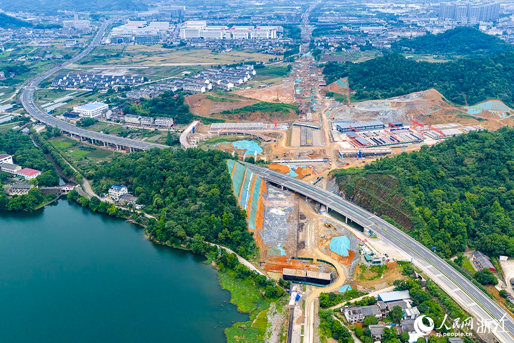 甬台溫高速公路改擴建工程台州市黃岩段施工現場，工人正在加緊建設。人民網 章勇濤攝