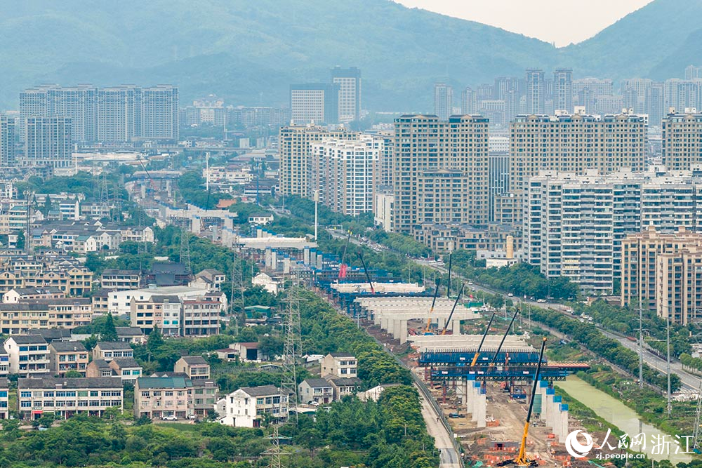 甬台温高速公路改扩建工程台州市黄岩段施工现场，工人正在加紧建设。人民网 章勇涛摄
