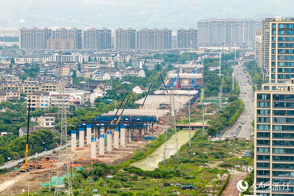 甬台温高速公路改扩建工程台州市黄岩段施工现场，工人正在加紧建设。人民网 章勇涛摄