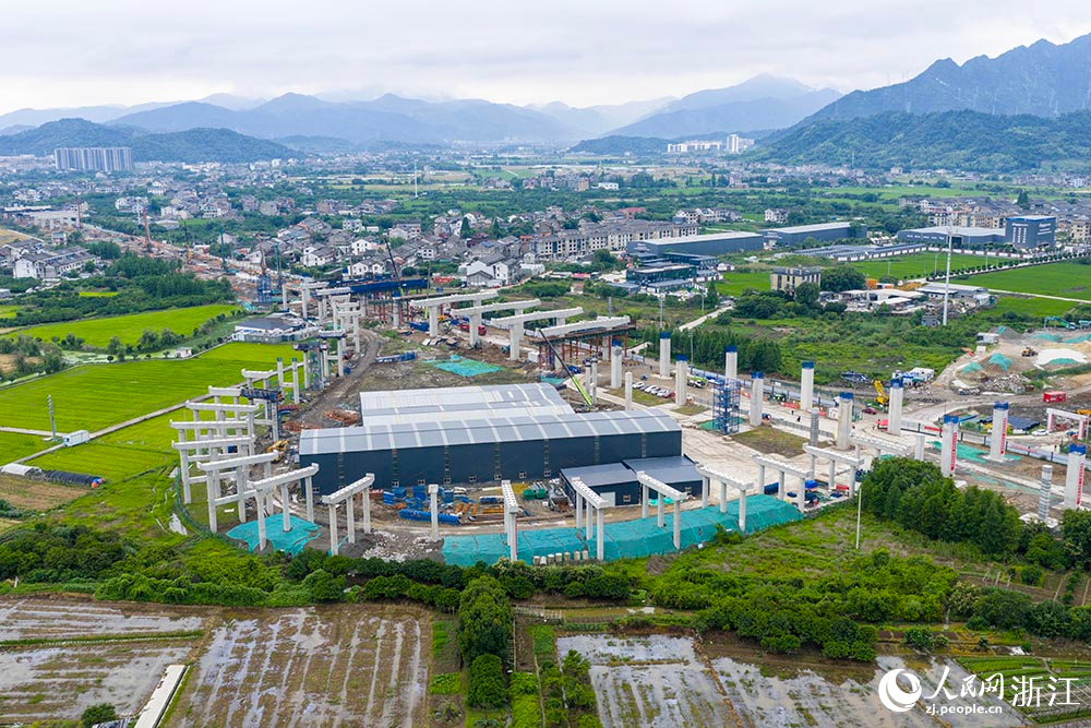 甬台温高速公路改扩建工程台州市黄岩段施工现场，工人正在加紧建设。人民网 章勇涛摄