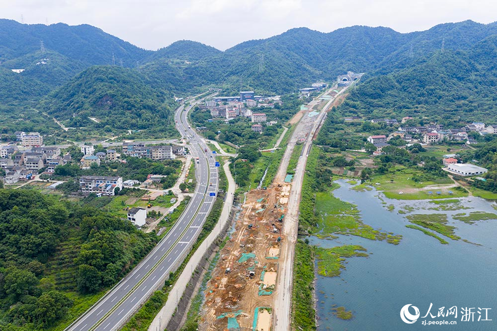 甬台温高速公路改扩建工程台州市黄岩段施工现场，工人正在加紧建设。人民网 章勇涛摄