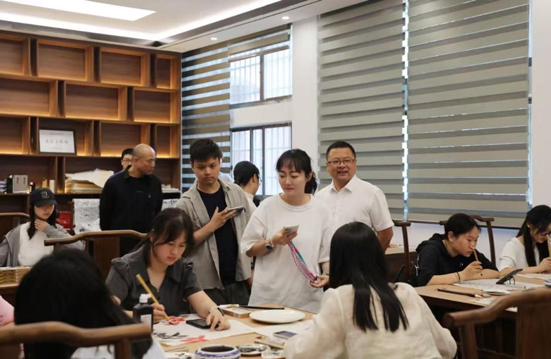 學生在練習書畫。嘉興南湖學院供圖