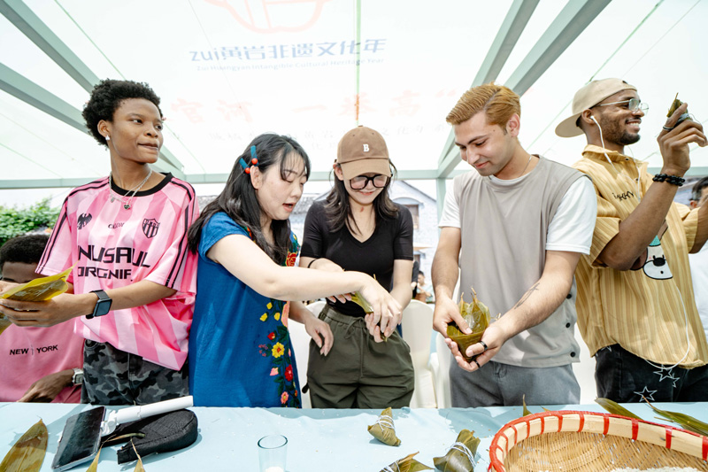 體驗包粽子。黃岩區委宣傳部供圖