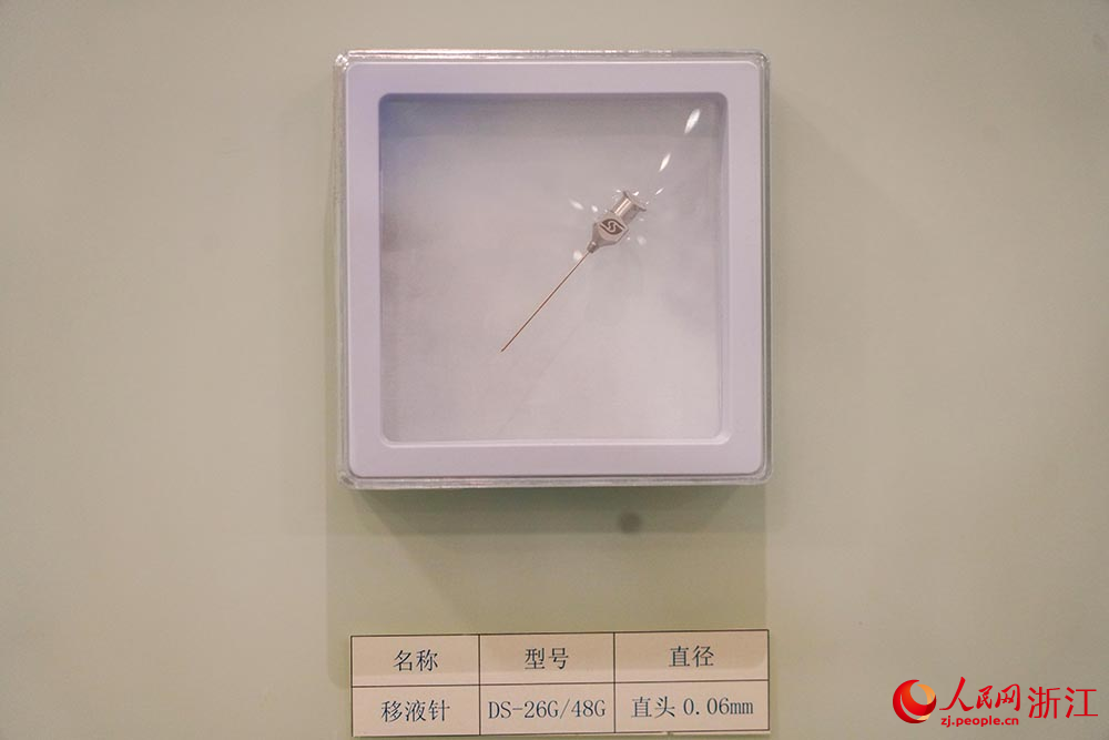 眼科手術機器人配套使用的微針。人民網 章勇濤攝