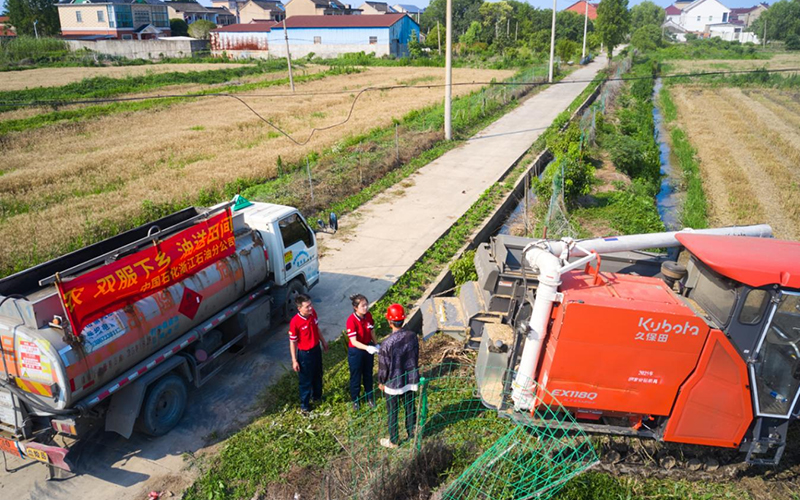 油罐車為農戶送油。中國石化浙江公司供圖