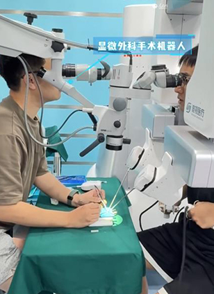 陈亦棋浙江省人民医院眼科中心常务副主任查看详情机器人微米世界显身手在陈亦棋看来，眼科手术机器人帮助医生在精微组织和复杂手术中实现了稳定安全、精细化和可视化的操作，使医生可以专注于术中决策。“眼底外科手术精密度要求都在10微米以内，而人手先天就存在约100微米的生理抖动。”陈亦棋表示，在手术时，为克服生理性颤抖、把握最佳的穿刺位置，必须在短时间内作出准确决策。