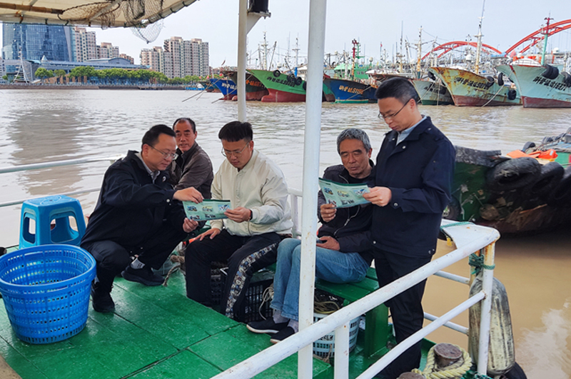 志願者向漁民宣傳海上反走私相關法律知識。舟山市煙草專賣局供圖