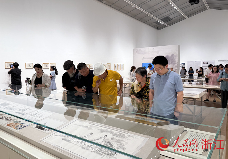 市民游客观展。人民网 方彭依梦摄