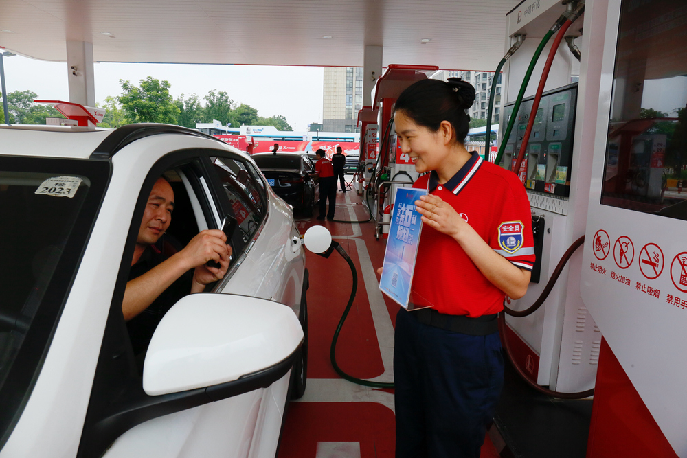 在中國石化浙江杭州大塘路綜合供能服務站，車主積極參與“我為‘十五五’規劃獻一策”活動。倪瀟俐攝 