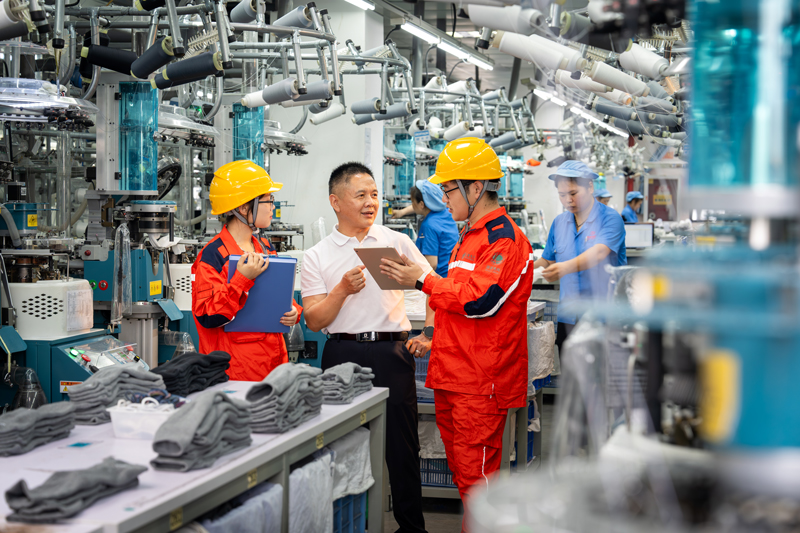 國網江山市供電公司員工走訪企業進行迎峰度夏用能指導和政策宣貫。周炫炫攝