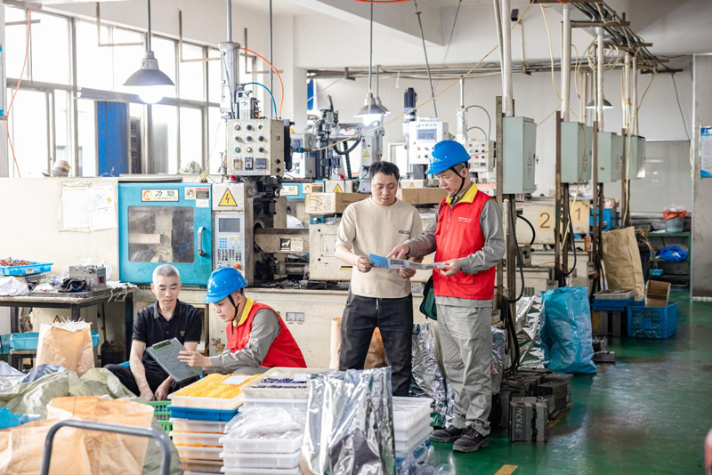 國網溫州供電公司員工到溫州市巨隆眼鏡有限公司了解企業用能需求。戴佳佳攝