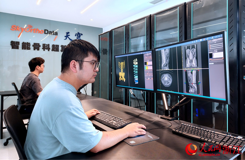 天穹骨科数据库是开放性的3D骨科影像云平台。人民网记者 张丽玮摄