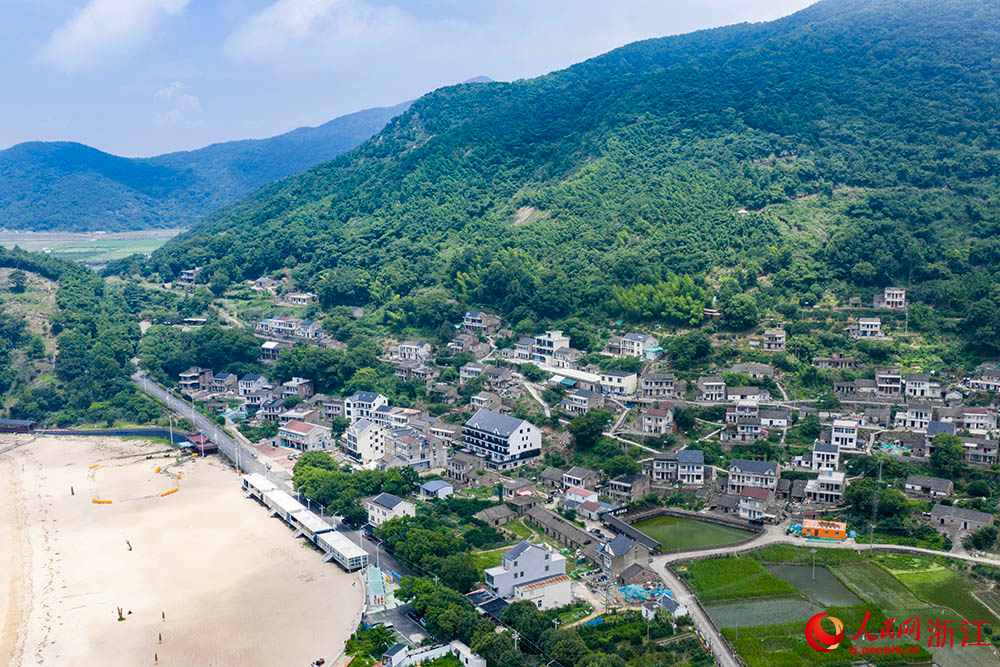 近日，空中俯瞰寧波市象山縣花岙島，屋舍、農田、水塘錯落，蔥郁林木環繞，勾勒出一幅靜謐又充滿生機的海島田園圖。人民網 章勇濤攝