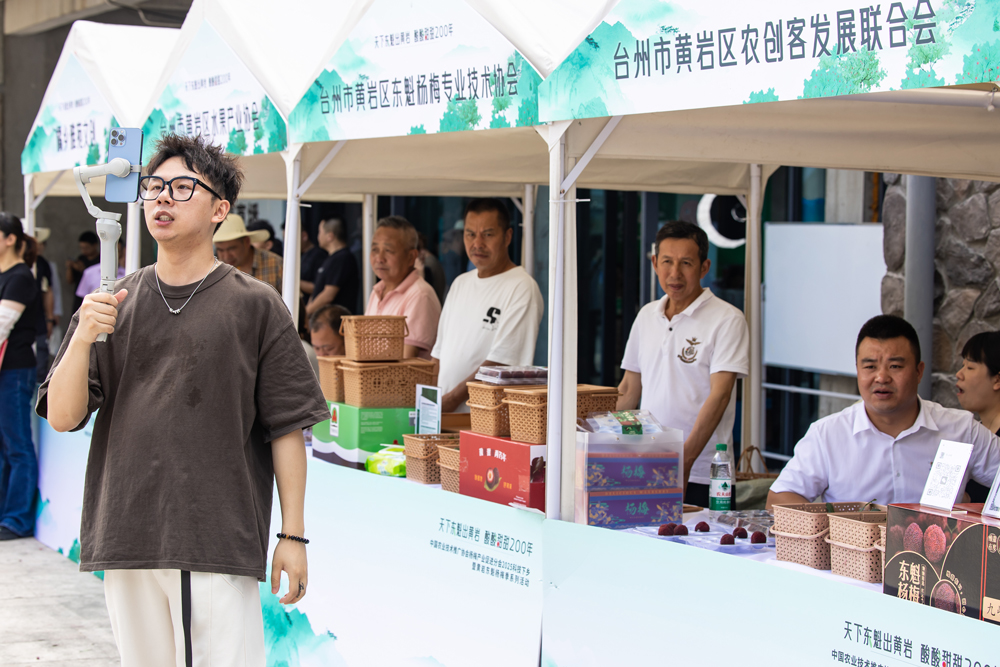 现场直播推介。王敏智摄