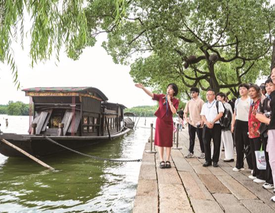 瞻仰南湖红船 重温红色历史