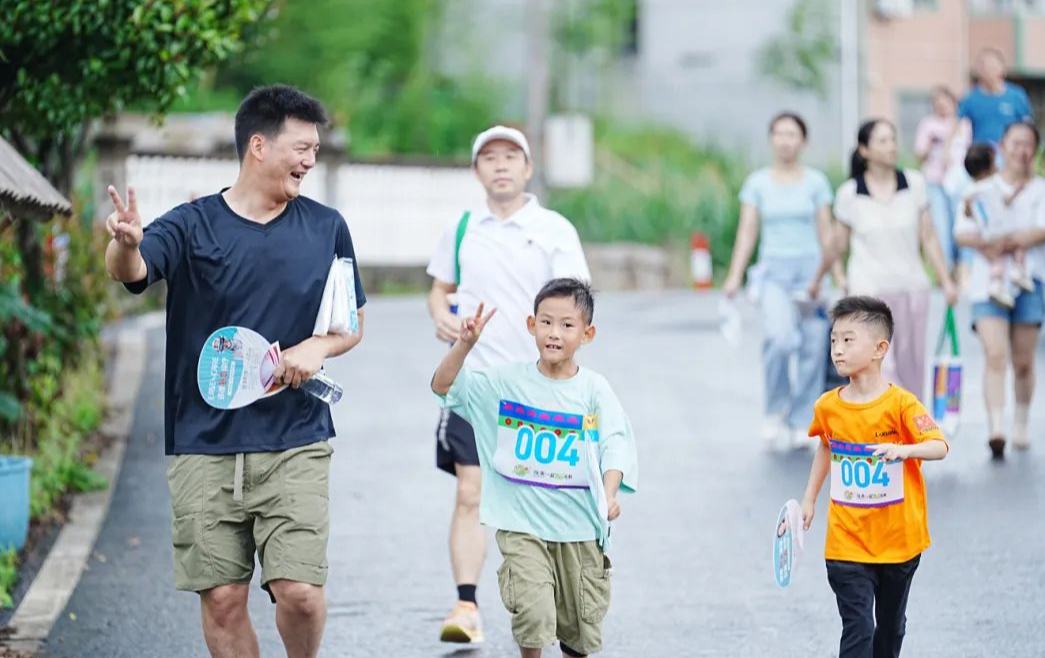 全家一起“趣乡村”！柯城人跑步带娃成为新时尚