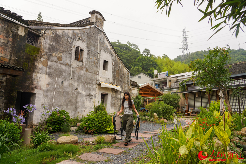6月25日，宁波市宁海县梅林街道河洪村一家民宿，工作人员在院子里忙碌。该村整合古宅改造为民宿、咖啡馆、非遗体验馆等，引入创客20余位，形成“民宿+文创+康养”多元业态。人民网 章勇涛摄