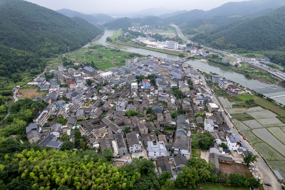 6月25日，空中俯瞰寧波市寧海縣梅林街道河洪村。人民網 章勇濤攝