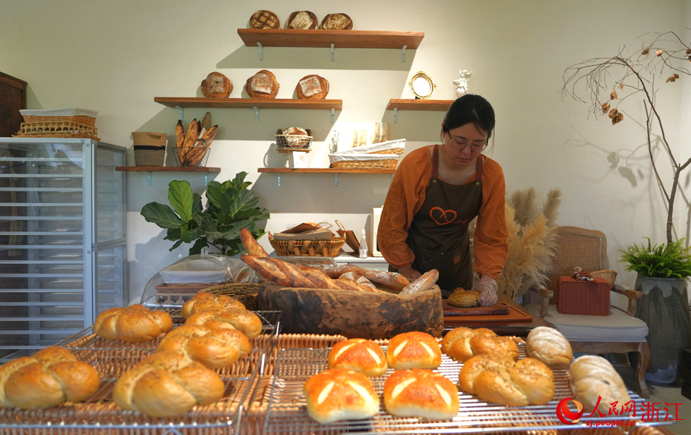 宁波市鄞州区姜山镇走马塘村的一家窑烤面包店。刘欣蔚摄