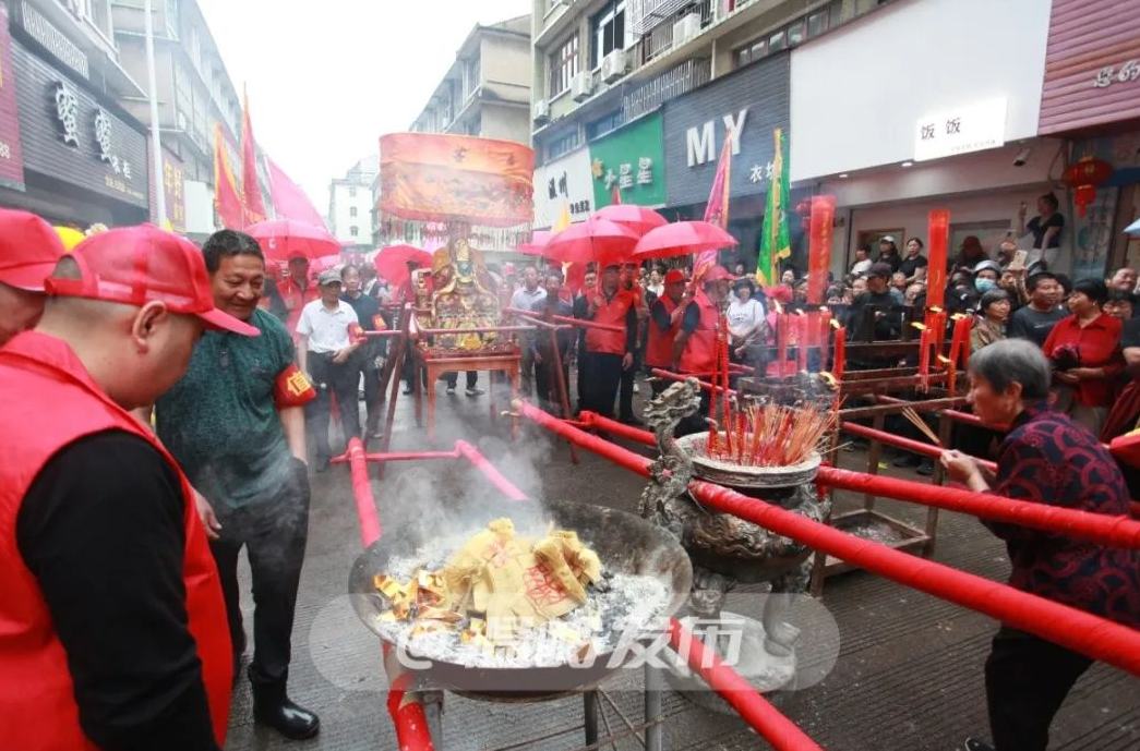 大溪四月廿三庙会踩街，温岭版“游神”太火爆啦