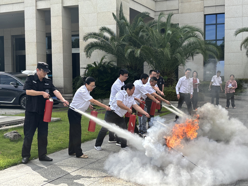 象山煙草員工進行滅火器實操培訓。高一心攝