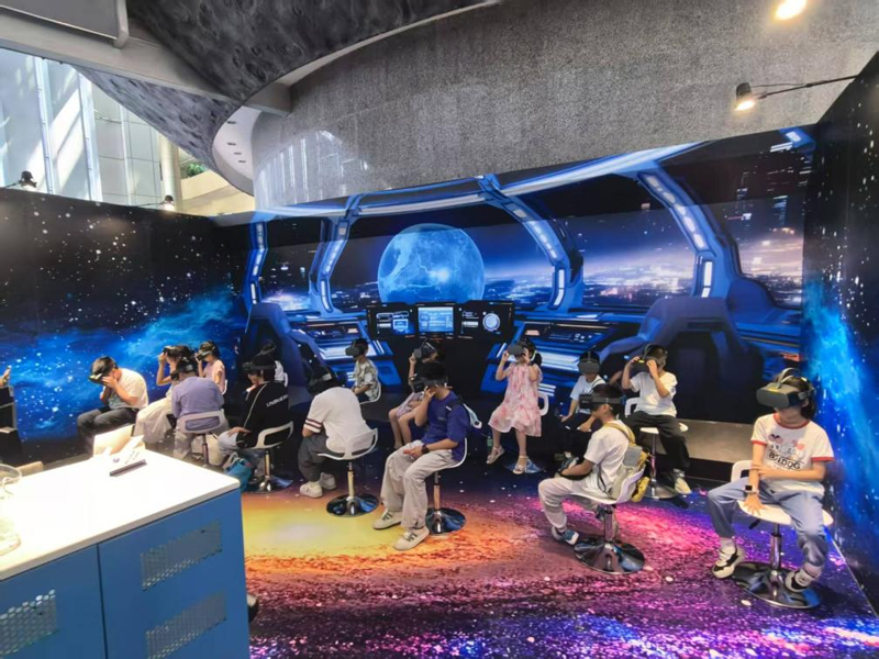 小朋友们正在体验VR大空间项目。浙江移动供图