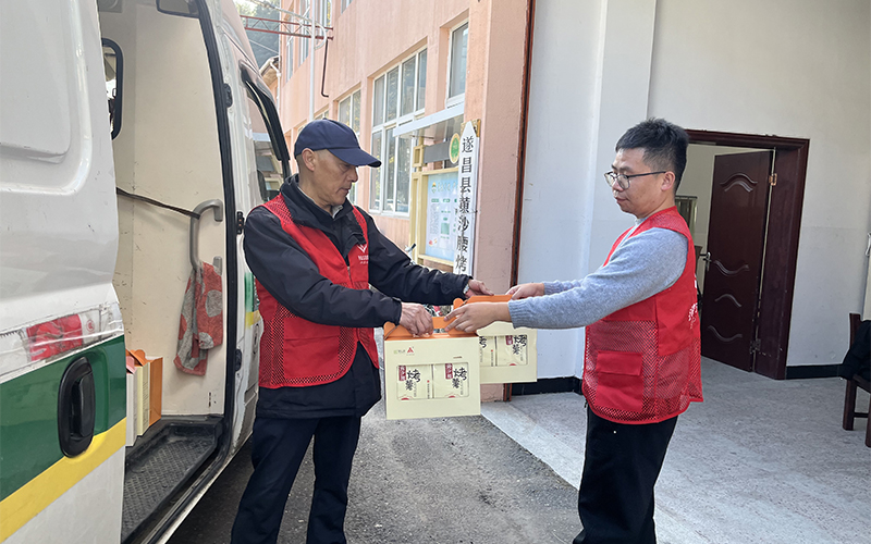 “香溢”志愿者用返程车捎带番薯干。苏愚摄