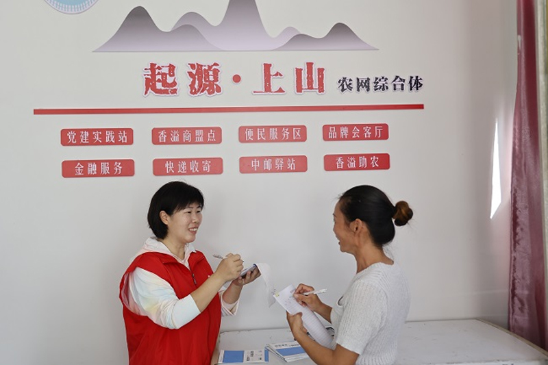 浦江煙草工作人員同店主共同建設農網綜合體。樓鬆文/攝
