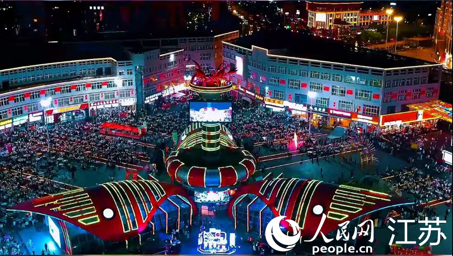 夜幕降临，尅街700余张外摆餐桌座无虚席。人民网记者 马晓波摄