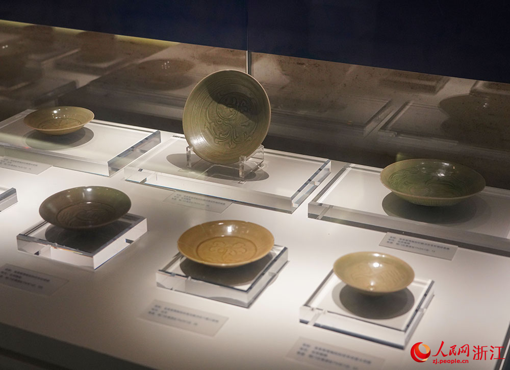 温州朔门古港遗址考古成果展现场，多件出土文物展出。人民网 章勇涛摄