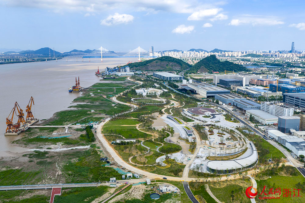 浙江省台州市黄岩区海塘安澜工程（椒江黄岩段海塘）施工现场。人民网 章勇涛摄