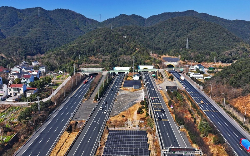 新嶺隧道成為國內首個雙向四洞十車道隧道。蔣才攝