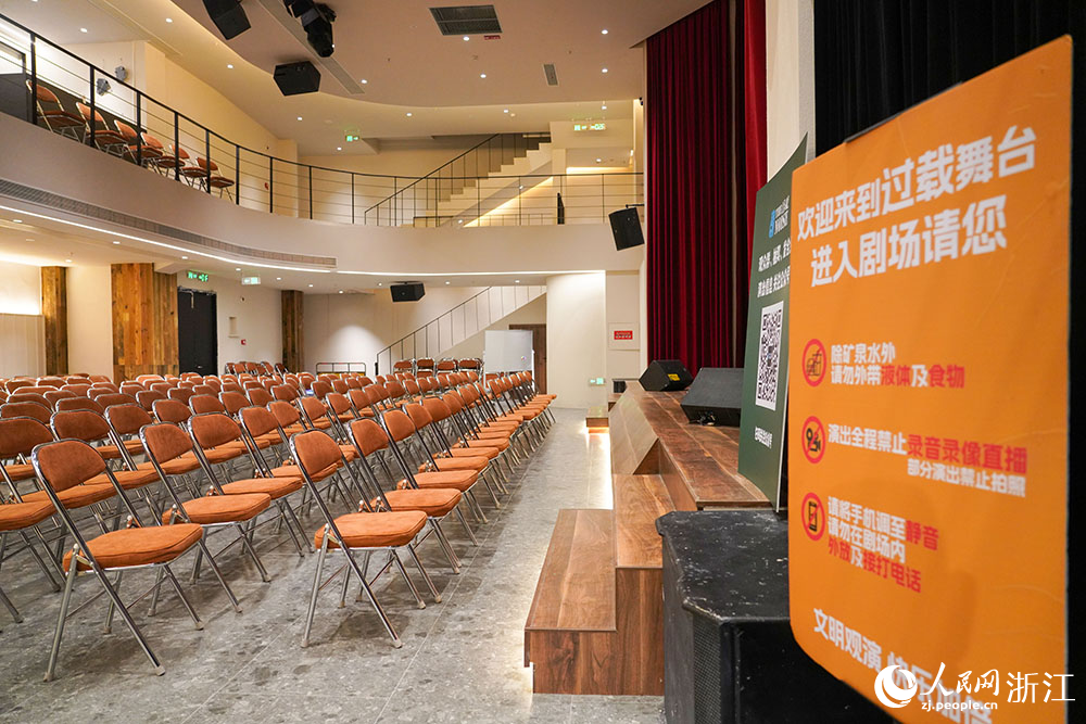 浙江省温州市鹿城区街头的一处文艺小剧场。人民网 章勇涛摄