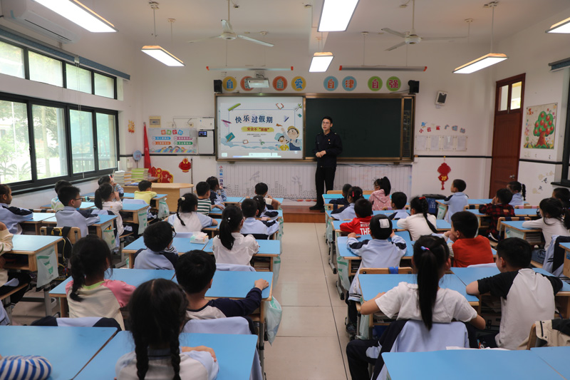 “香溢”志願者在蘭江小學開展未成年人保護法宣傳。余姚市煙草專賣局供圖