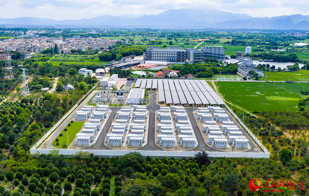 阳光下的光伏板阵列熠熠生辉，与一排排白色储能电池整齐排列，共同构成蓄势待发的“电力粮仓”。人民网 章勇涛摄