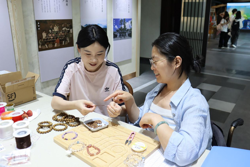 共富工坊“红管家”指导残障人士制作手工艺品。余杭区委宣传部供图