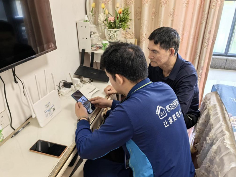 工作人員為住戶安裝寬帶。浙江移動供圖