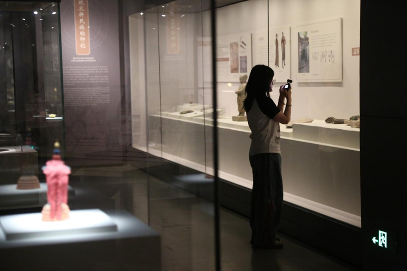 观众正在参观“2025丝绸之路周”主题大展。中国丝绸博物馆供图