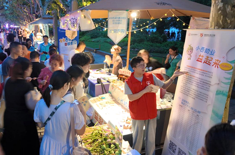 “政務夜市”現場，市民游客駐足體驗。西湖景區行政服務中心供圖