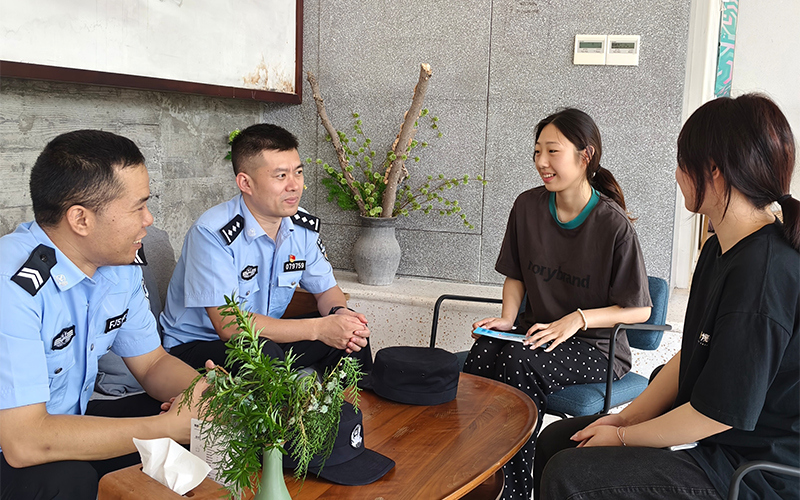 派出所民辅警上门走访。黄远东摄