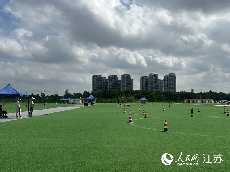 中航金城南京分公司无人机生产线。人民网 赵登岩摄