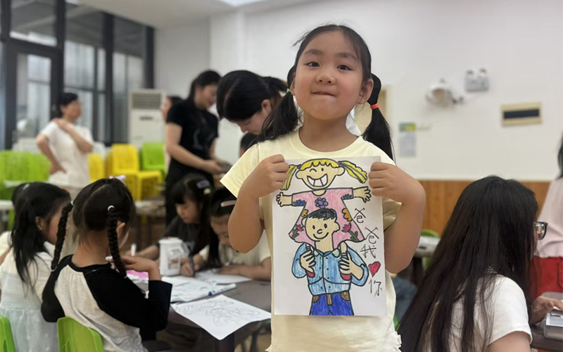 孩子参与绘画课程。甬江街道供图