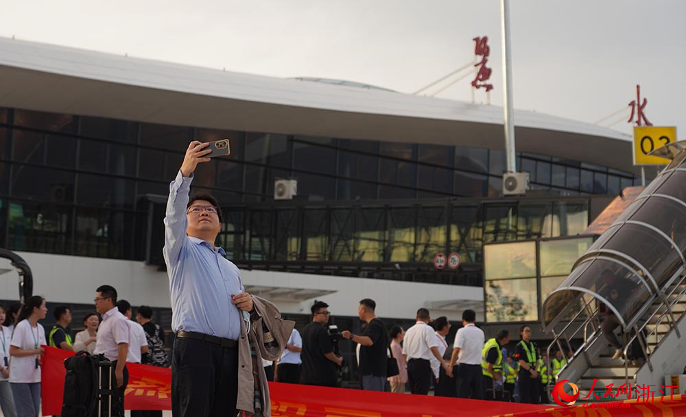 7月18日，旅客在丽水机场留念。人民网 章勇涛摄
