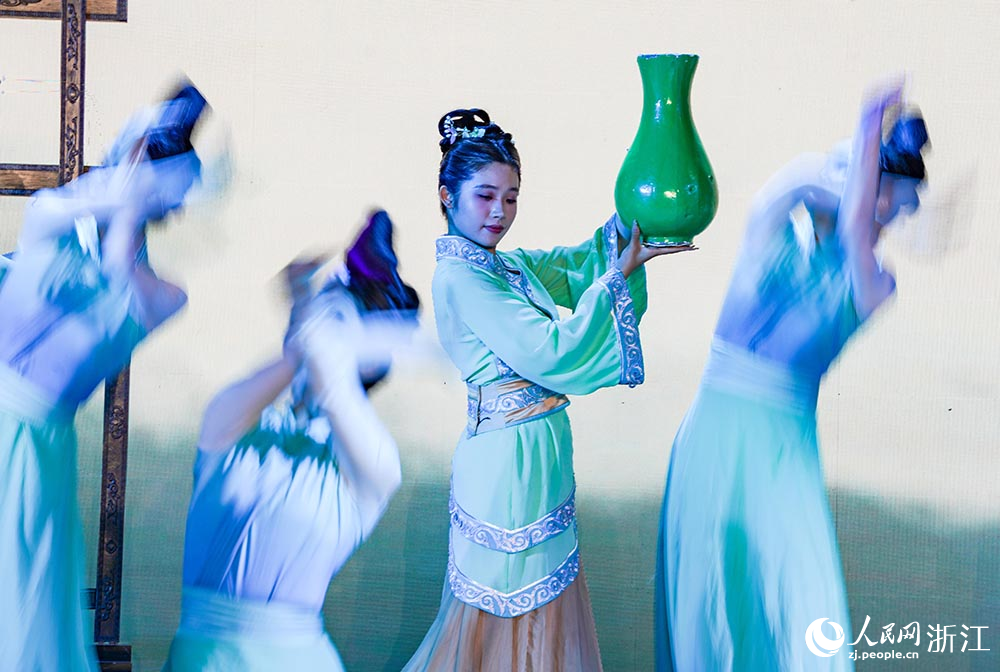 7月19日，演员在丽水国际会展中心演出音舞诗《处州风华录》。人民网 章勇涛摄