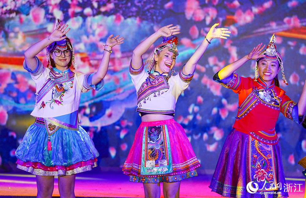 7月19日，外國留學生與中國學生在麗水國際會展中心共同演繹畬族歌舞《畬家嬉樂》。人民網 章勇濤攝